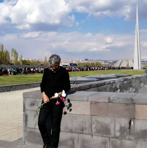 استبان إلهان يبريميان عند نصب تسيتسيرناكرت