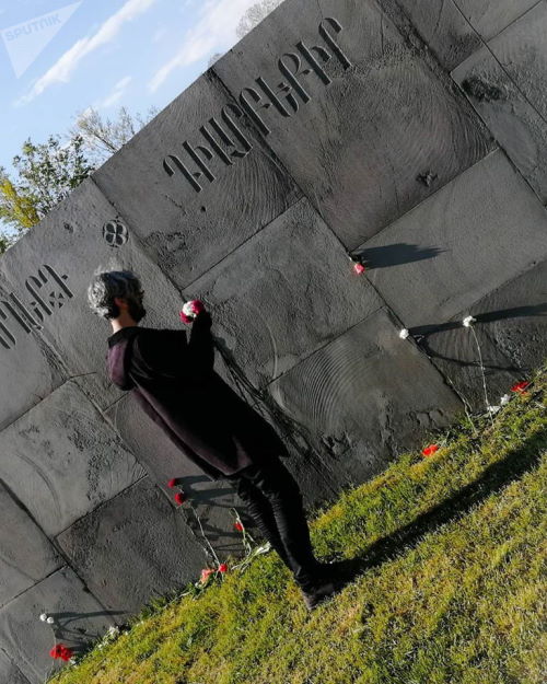 استبان إلهان يبريميان عند نصب تسيتسيرناكرت