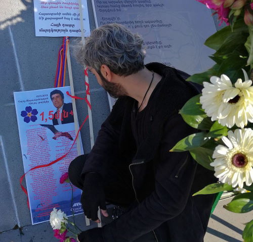 استبان إلهان يبريميان عند نصب تسيتسيرناكرت