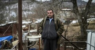 أرمني وسط بيته الذي قطعته الحدود الجديد بين البلدين